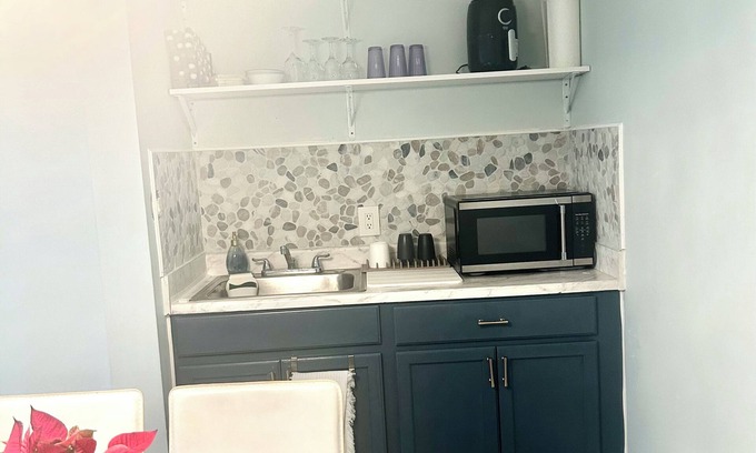 Herndon House | Cozy One-Bed Apartment in Heart of Herndon.