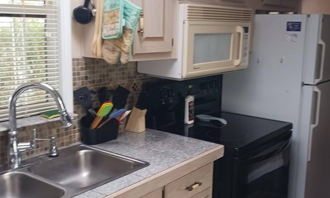 Arizona City House | Cozy parkmodel in charming Arizona City, Az- 55+ older community many amenities