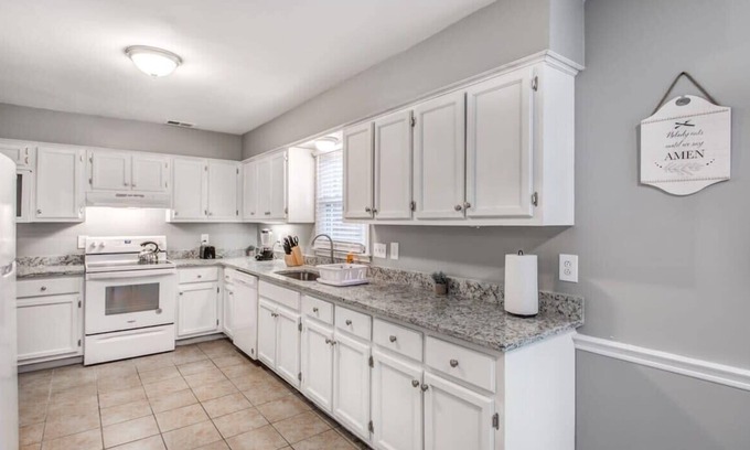 Cordova House | Cozy Patio, Mins to Downtown! Cordova Colonial