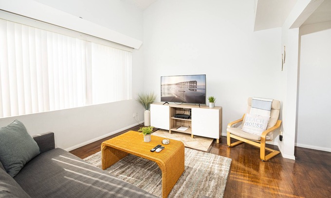 Crown Point House | Cozy PB Beach House Loft with Parking