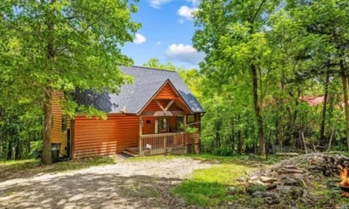 Golden Cabin | Cozy peaceful cabin with games, massage chair and fire pit! Bring your kayaks!