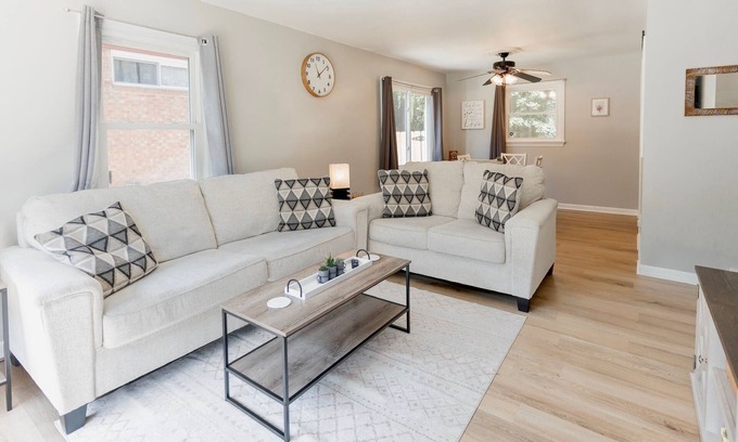 High Point House | Cozy Pet Friendly 3BR - Fenced Yard - 1Mi HPU & DwnTwn - Furniture Market