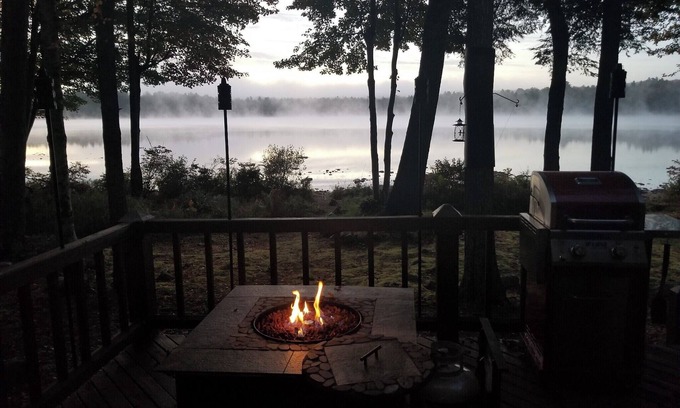 Pocono Pines House | Cozy Pinecrest Lakefront Retreat w/Deck & Kayaks