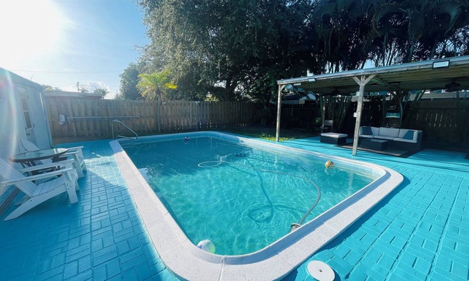 Margate House | Cozy Pool-House with 3 Bedrooms