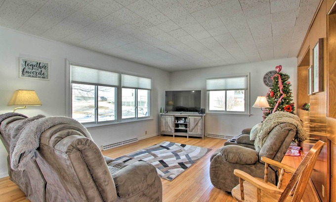 Postville House | Cozy Postville Retreat w/Fireplaces & Yard!