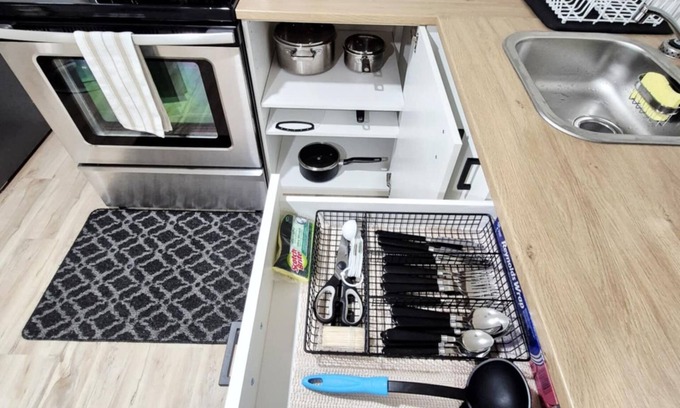 Riverview Apartment | Cozy Private Bachelor Unit King Size bed.