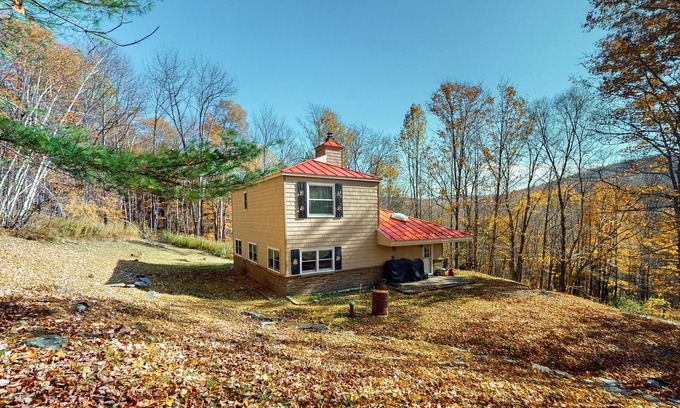 Warren Cabin | Cozy private cabin, wood stove, w/d, TVs, wifi, deck, close to skiing & golfing