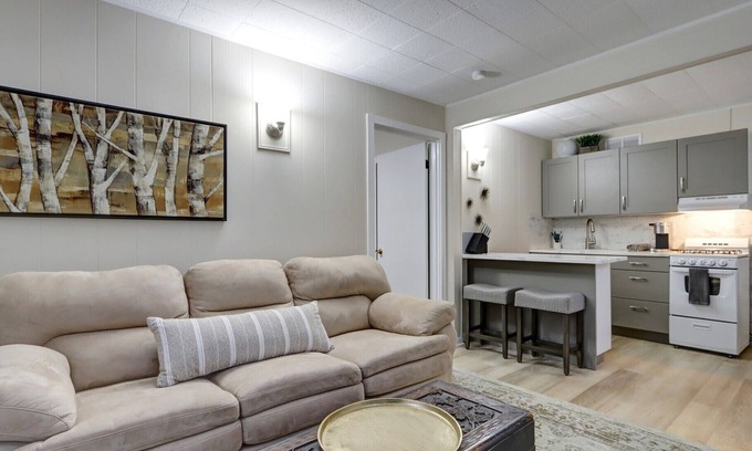 South Addition House | Cozy Private Cottage- 5 min. walk to Coastal Trail, Restaurants, Park Strip