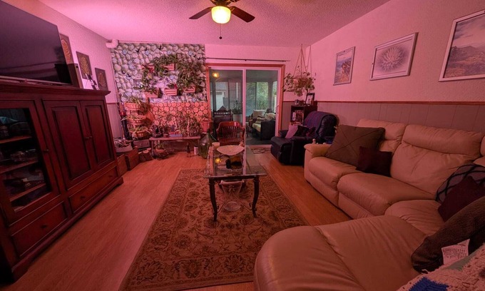 Peterborough House | Cozy Private Room, Very close to Hospital, College & University, Free Parking.