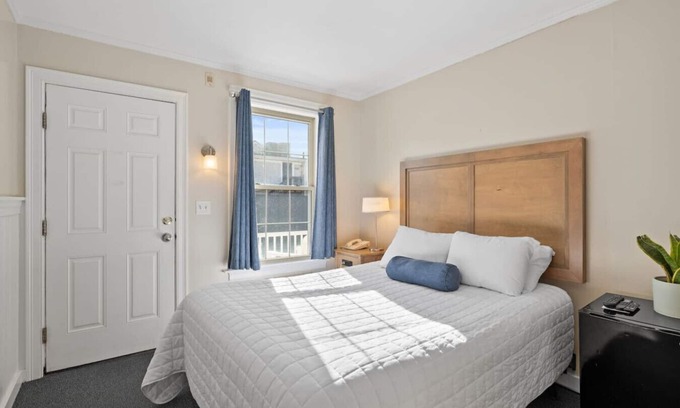 Falmouth Heights Hotel | Cozy Queen Room Near Beach & Dining (305)