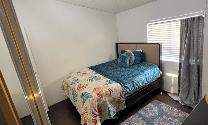 Claremont House | Cozy Queen room nestled close to Cal Poly Pomona, Claremont, & LaVerne Colleges