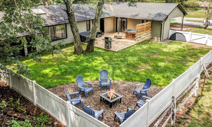 Albrightsville Cabin | Cozy Ranch by the Lake w/Hot Tub in the Mountains