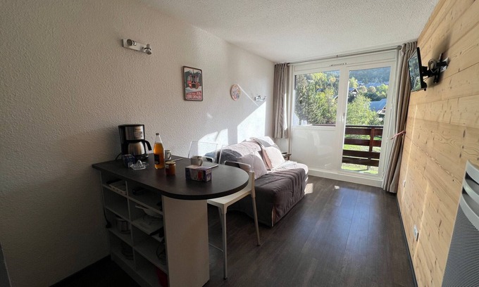 Saint-Chaffrey Apartment | Cozy Renovated Studio with Parking, Ski Shuttle Access, and Mountain Views