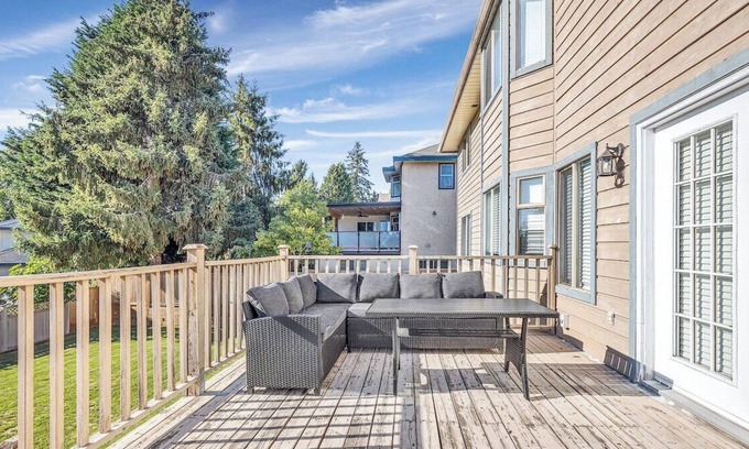 Fleetwood House | Cozy Retreat for Families and Friends.