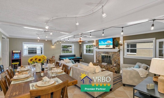 Melbourne House | Cozy Retreat, Great Location, Hot Tub, Game Room, King Beds, Close to Beach