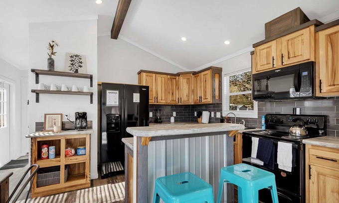 Owens Cross Roads House | Cozy Retreat by Green Mountain - Petite Paradise