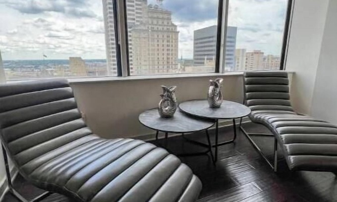 Downtown Dallas Apartment | Cozy Retreat with Rooftop Pool, Parking, and Spacious Comfort