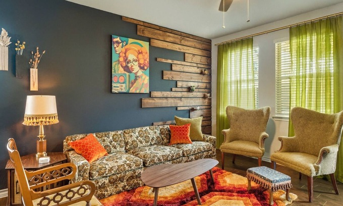 Buda House | Cozy Retro Hideaway with Hot Tub