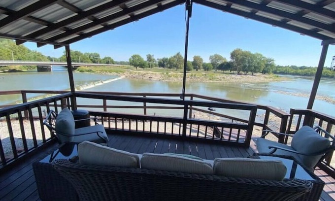 Chetopa Cabin | Cozy riverside cabin on the Neosho river