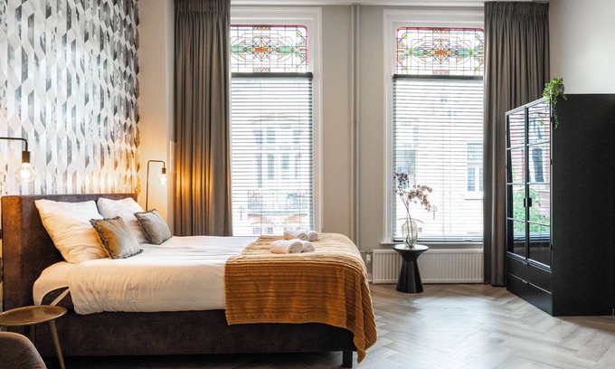 Tilburg Villa | Cozy room with bath, 35m2, fast, stable WiFi and herringbone floor.
