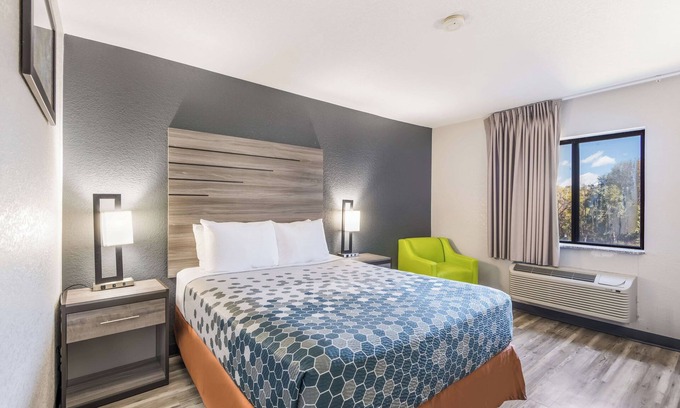 Lovington Hotel | Cozy Room with Easy Access to Downtown | Free Onsite Parking
