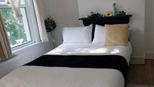 Lower Edmonton Apartment | cozy rooms or entire Townhouse, close to Tottenham Hotspur Stadium