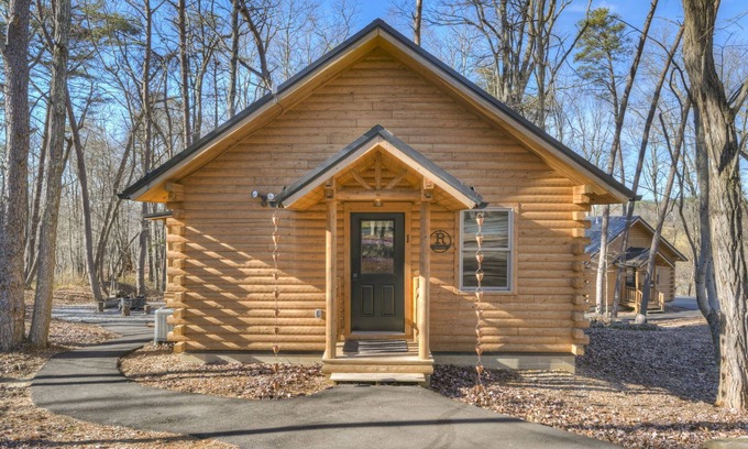 Logan Cabin | Cozy Rose` cabin for up to 6 guests - Hocking Hills - Hot Tub-Fire Pit-Wifi