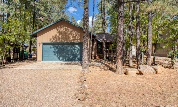 Pinetop Cabin | Cozy, rustic mountaintop Cabin