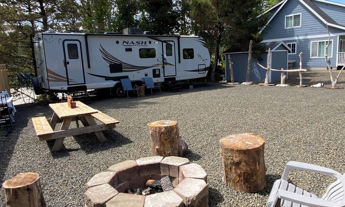Cohassett Beach House | Cozy RV with AC and WiFi for ‘glamping’ in Westport, a short walk to the beach.