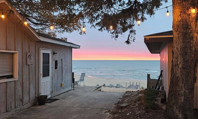 Oscoda Cottage | Cozy Sandpiper Cottage on Great Lake Huron