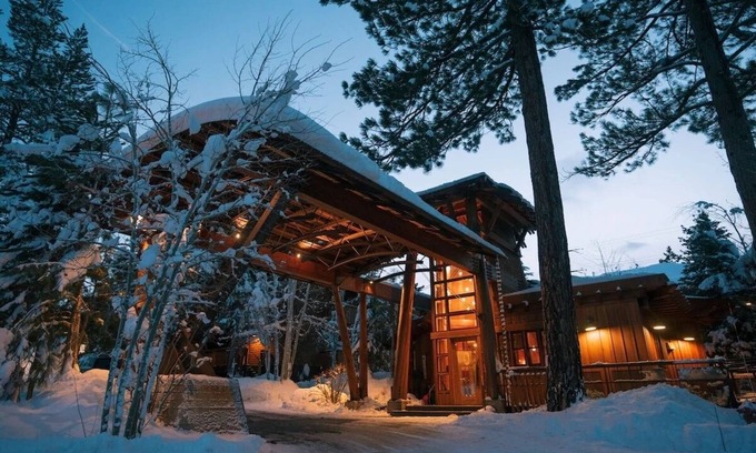 Truckee Hotel | Cozy Single King, Gravity Haus Truckee-Tahoe, Close to Alpine Meadows