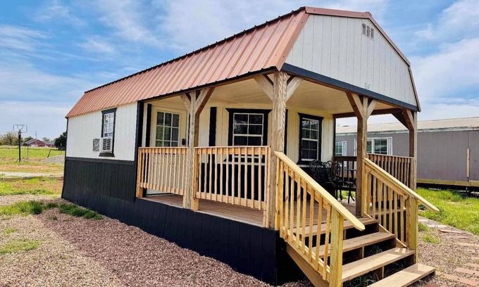 Stillwater Cottage | Cozy single room cottage with private bathroom and kitchenette. Perfect Getaway