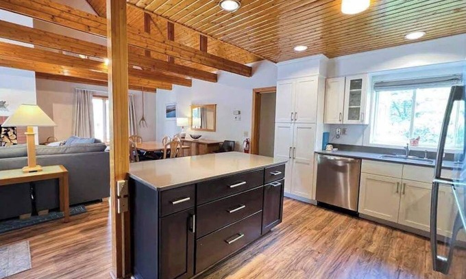 Waitsfield Cabin | Cozy Ski Condo in heart of Mad River Valley, Vermont - One Week ONLY!