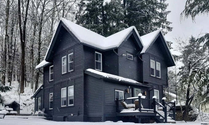 Arkville Cottage | Cozy Ski House Retreat minutes to Belleayre Mountain Resort