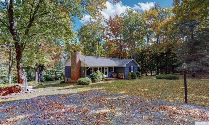 Jewett House | Cozy Ski retreat in the heart of the Catskills- w/ brand new fire pit! (Oct 21)