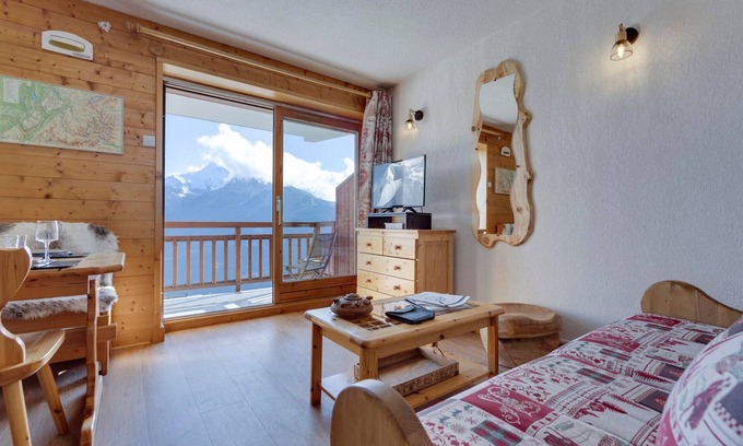 Les Eucherts Apartment | Cozy south-facing apartment with balcony, parking and Wi-Fi