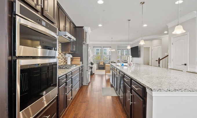 Hanover House | Cozy & Spacious 3-Level Modern Townhome Minutes From BWI + Casino