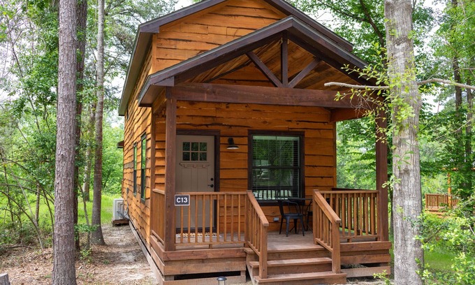 Livingston Cabin | Cozy, Spacious, and Right on the Banks of Rocky Creek, Two Creeks Crossing Resort