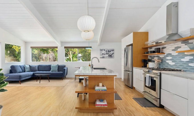 College West House | Cozy, Spacious, Family-Friendly + LARGE YARD W/HOT TUB ~by all attractions!n