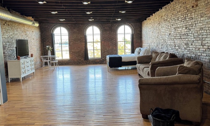 Hannibal Apartment | Cozy spacious loft in the beautiful downtown historic district in Hannibal.