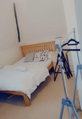 Singlewell House | Cozy spacious room