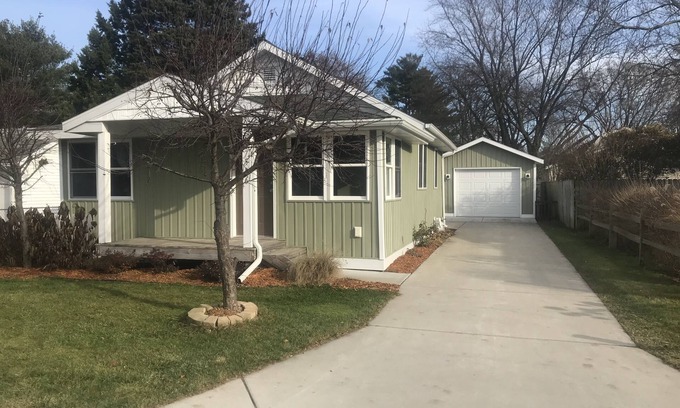 Spring Lake Cottage | Cozy Spring Lake view.