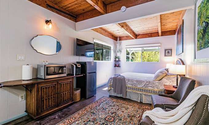 Volcano House | Cozy stay just 5 minute drive to Volcano National Park, Winery and Golf!