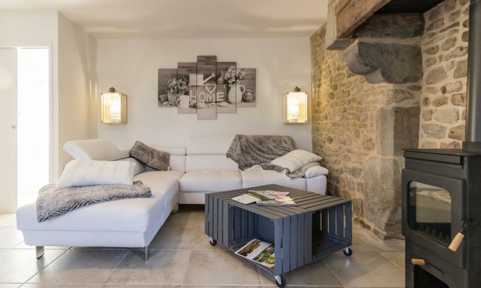 Sartilly-Baie-Bocage Cottage | Cozy stone house with Wi-Fi and parking in Sartilly