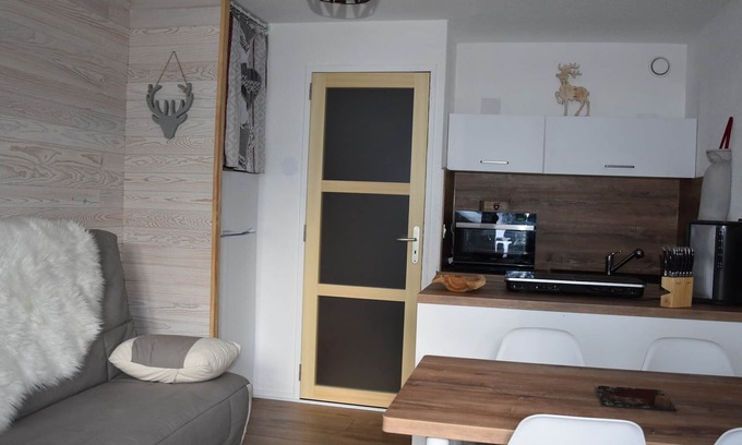 Pralognan-la-Vanoise Apartment | Cozy Studio Near Center - Sleeps 4, South Balcony, WiFi, Close to Shops and Cable Car