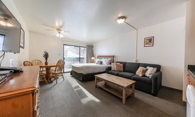 Truckee Condo | Cozy Studio #226 at Donner Lake Village