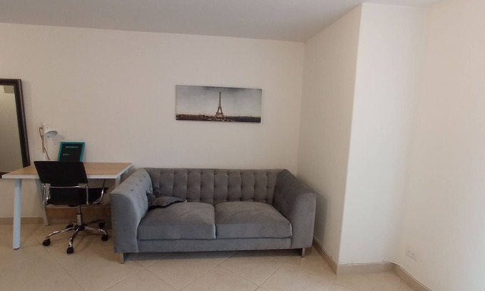 La America Apartment | Cozy studio apartment two blocks from La Floresta Park.n