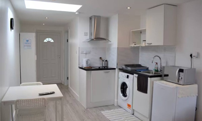 Northolt Mandeville Apartment | Cozy studio apartment near Heathrow