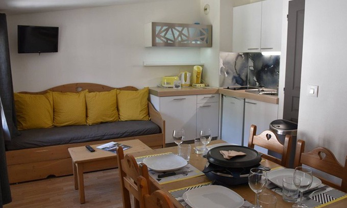 Montgenevre Apartment | Cozy Studio Cabin Opposite Montgenèvre Slopes with Wi-Fi and Ski Locker