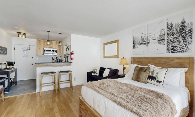 Truckee Apartment | Cozy studio condo with kitchenette, deck, WiFi, & nearby activities